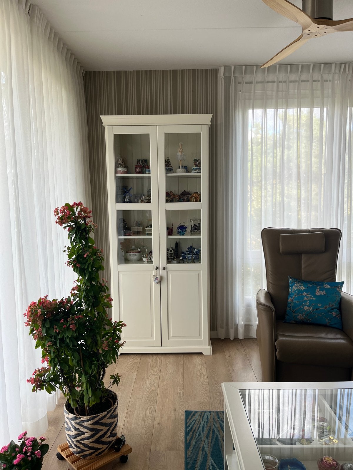 Hemnes Vitrinekast en Salontafel - Zo goed als nieuw, Ophalen, 50 tot 100 cm, Zo goed als nieuw, 150 tot 200 cm