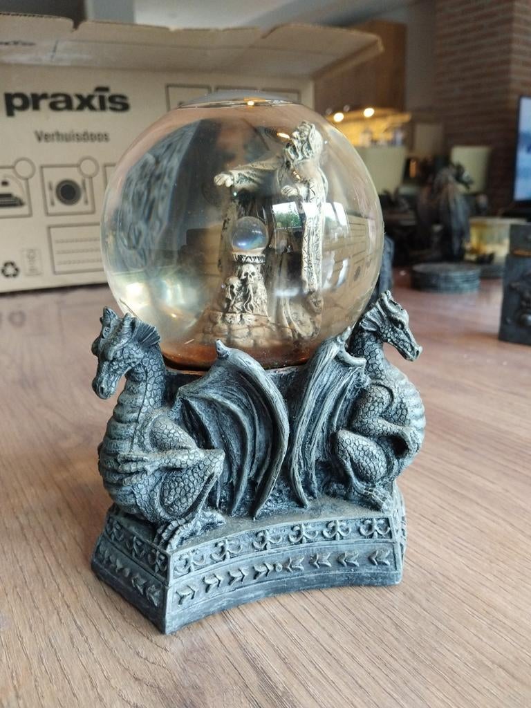 Fantasy Sneeuwbol met Draken en Tovenaar, Verzamelen, Beelden en Beeldjes, Ophalen of Verzenden, Gebruikt