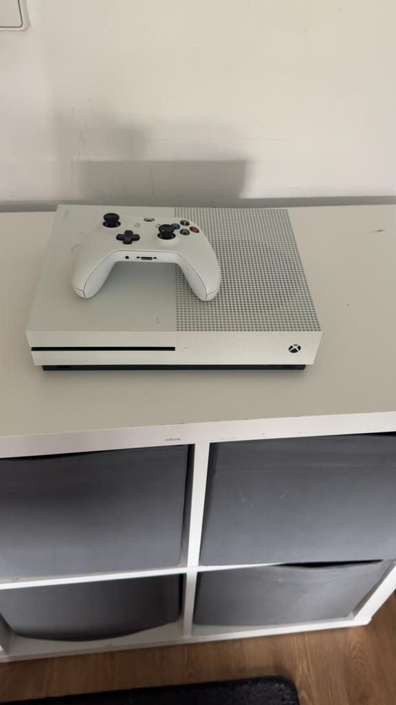 Xbox One S met 1 controller en alle kabels, Spelcomputers en Games, Ophalen, Zo goed als nieuw, Met 1 controller, Xbox One S