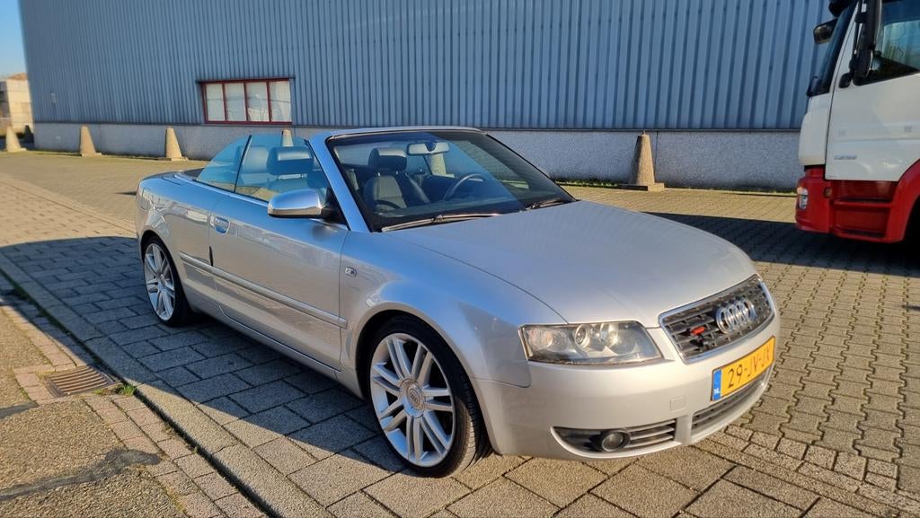Te koop: Audi A4 2.4 V6 125KW Cabrio automaat 2002 Grijs, Auto's, Audi, Zwart, Cabriolet, 4 stoelen, A4