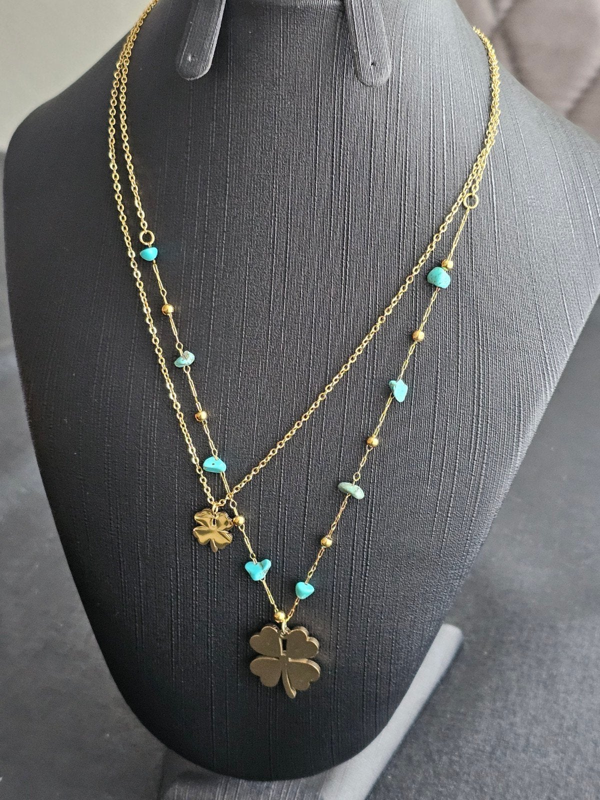 Gouden  kleur ketting met klavertje vier en turquoise steent, Ophalen of Verzenden, Nieuw, Goud, Overige materialen
