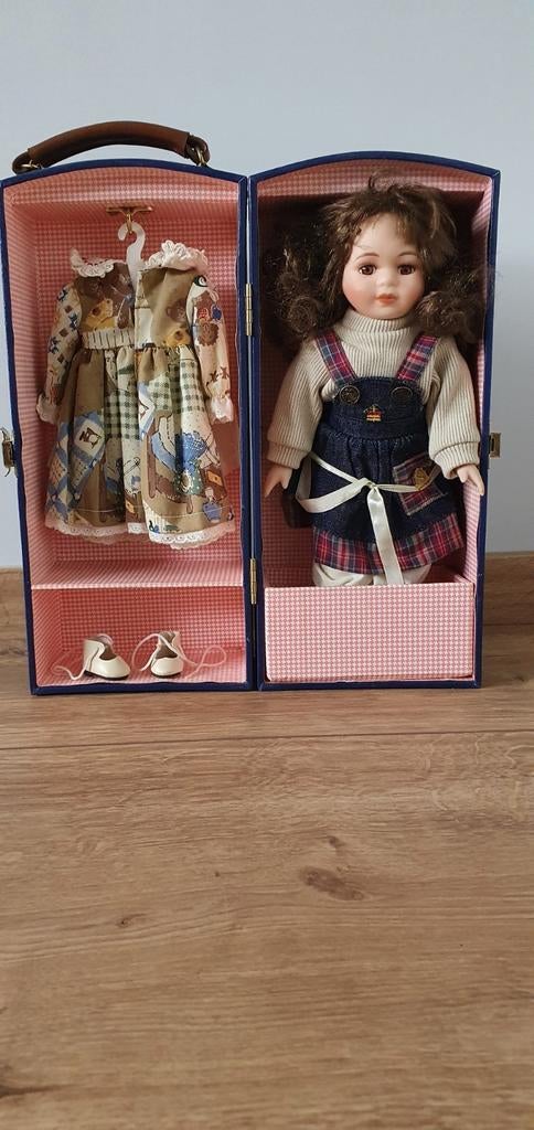 Classic doll collection pop in kledingkast nr 271 350722, Verzamelen, Poppen, Ophalen of Verzenden, Zo goed als nieuw, Pop