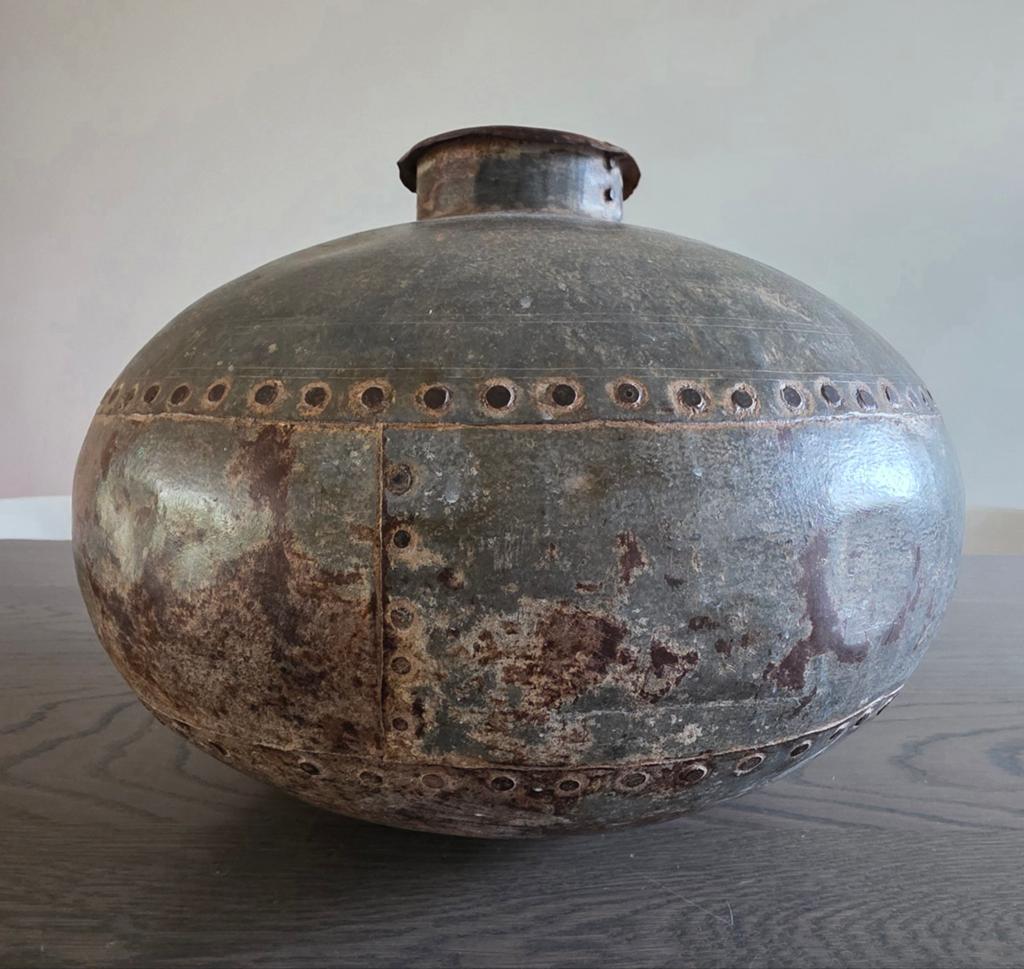 Antieke Indiase metalen waterkruik Matki of Nagori pot, Ophalen of Verzenden, Overige kleuren, Overige materialen, Minder dan 50 cm