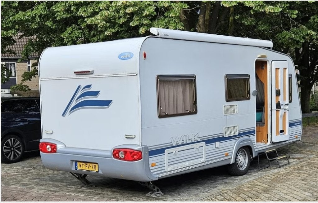 Wilk S4 490  – 2006 – caravan met mover, luifel en stalling, Rondzit, Particulier, 4 tot 5 meter, 2 aparte bedden