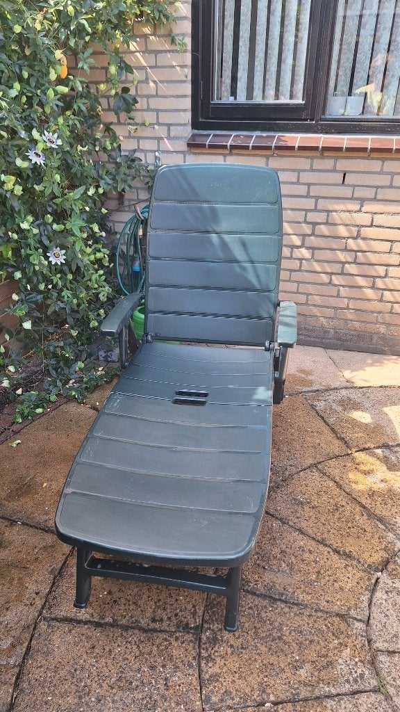 ligstoel met kussen, Tuin en Terras, Ligbedden, Ophalen, Gebruikt, Kunststof, Inklapbaar
