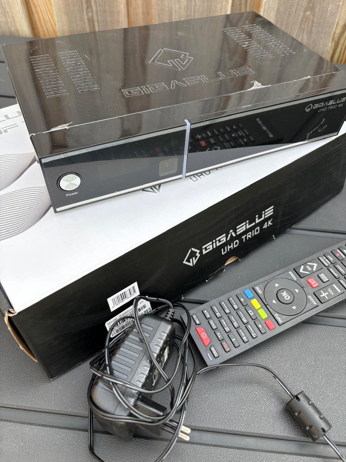 Partij 5x GigaBlue UHD Trio 4K ontvangers + Netgear Switch, Ophalen of Verzenden, Zo goed als nieuw