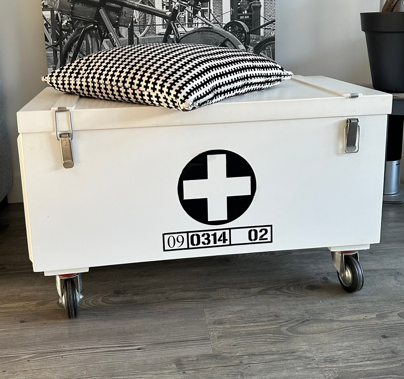 Kist op wielen wit zwart kruis HK living, Ophalen, Zo goed als nieuw, 50 tot 100 cm, Minder dan 50 cm