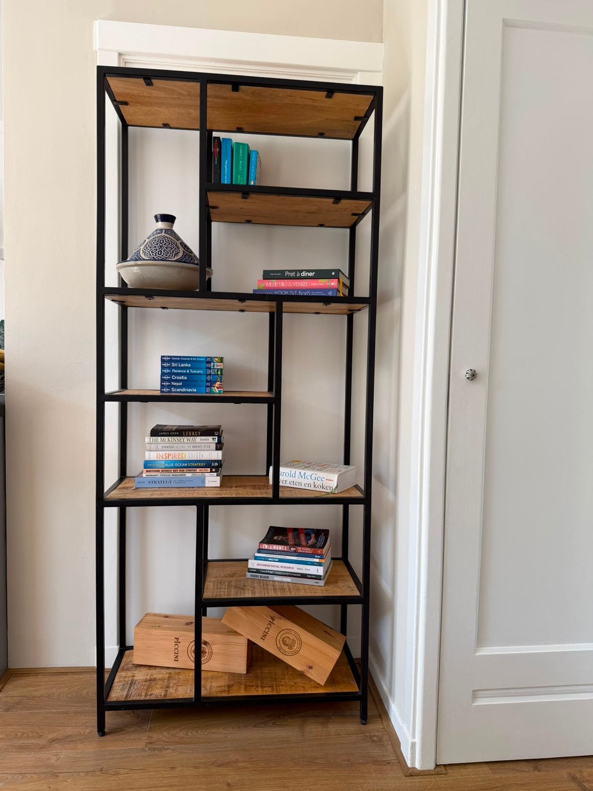 Prachtige kast van mangohout en staal, zwaar model, Huis en Inrichting, Kasten | Boekenkasten, Ophalen, Met plank(en), Gebruikt