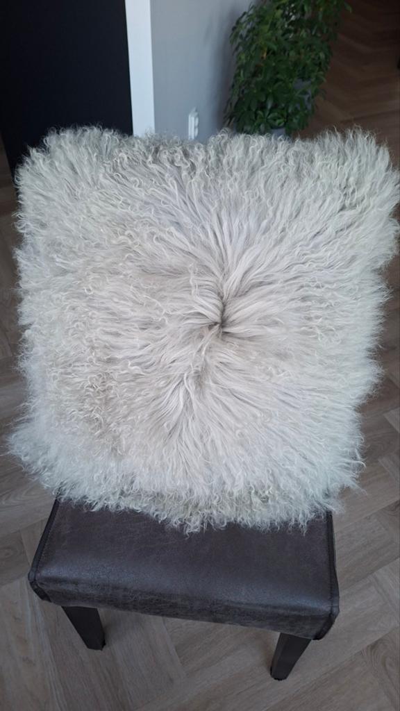 Decoratief kussen van schapenvacht, Huis en Inrichting, Woonaccessoires | Kussens, Ophalen of Verzenden, Nieuw, Grijs, Vierkant