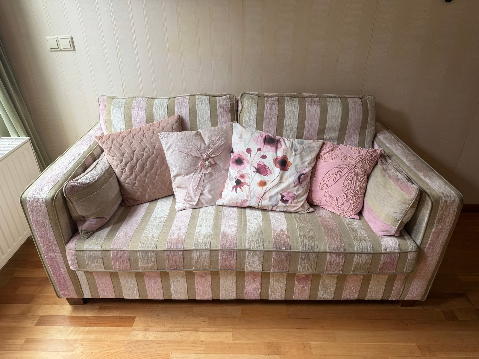 GRATiS Comfortabele gestreepte bank met kussens, Huis en Inrichting, Ophalen, Gebruikt, Tweepersoons, 75 tot 100 cm