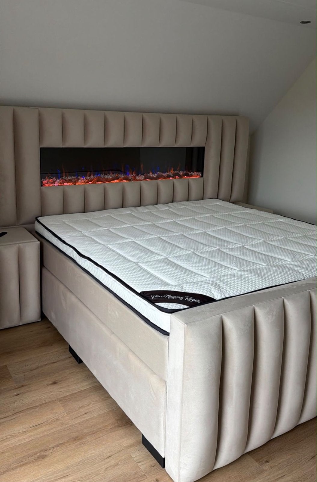 Luxe Boxspring met geïntegreerde haard 200x210 cm, Ophalen, Beige, Tweepersoons, Zo goed als nieuw