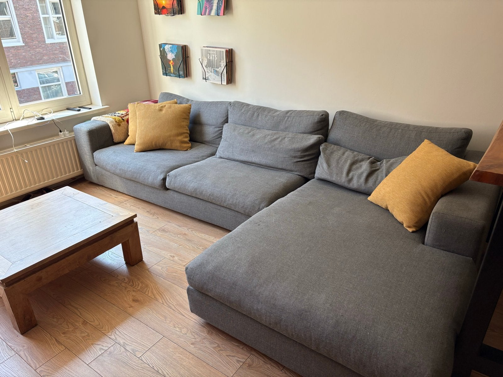 Grijze hoekbank met chaise longue en losse poef, Huis en Inrichting, Banken | Bankstellen, Ophalen, 250 tot 300 cm, Gebruikt, 100 tot 125 cm
