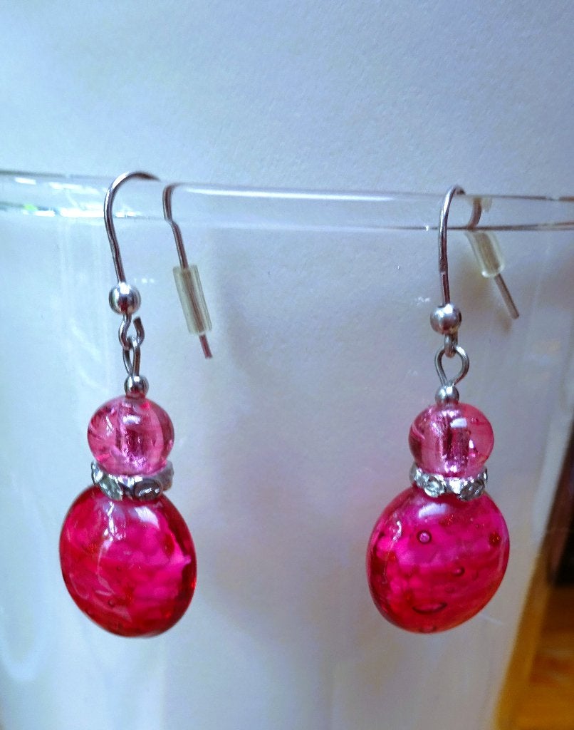 Fuchsia- of framboosroze oorhangers met gewolkte glaskralen, Hangers, Verzenden, Roze, Glas