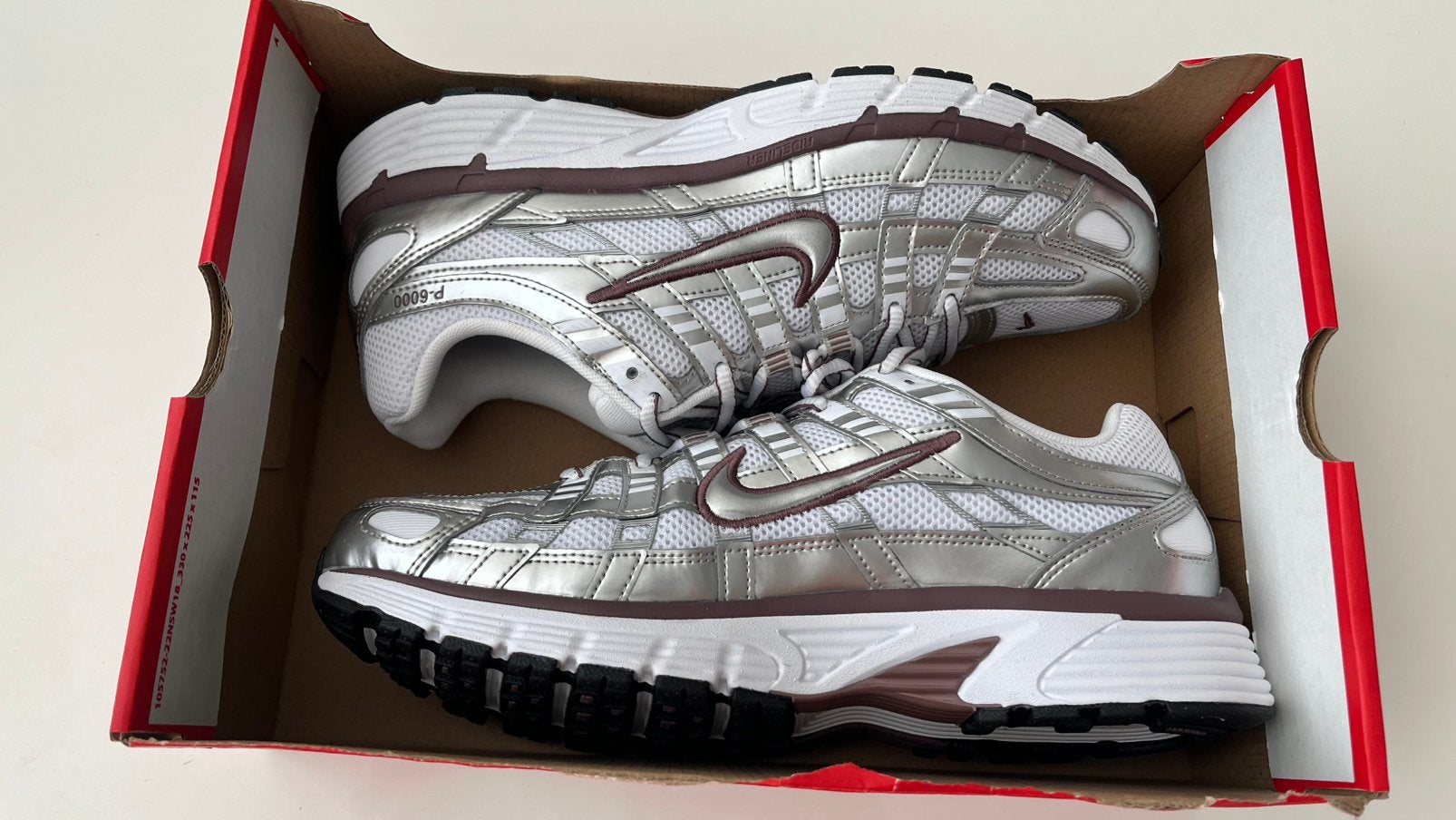 Nike P-6000 sneakers – Wit/Zilver – Maat 44, Overige kleuren, Nieuw, Ophalen of Verzenden, Sneakers of Gympen