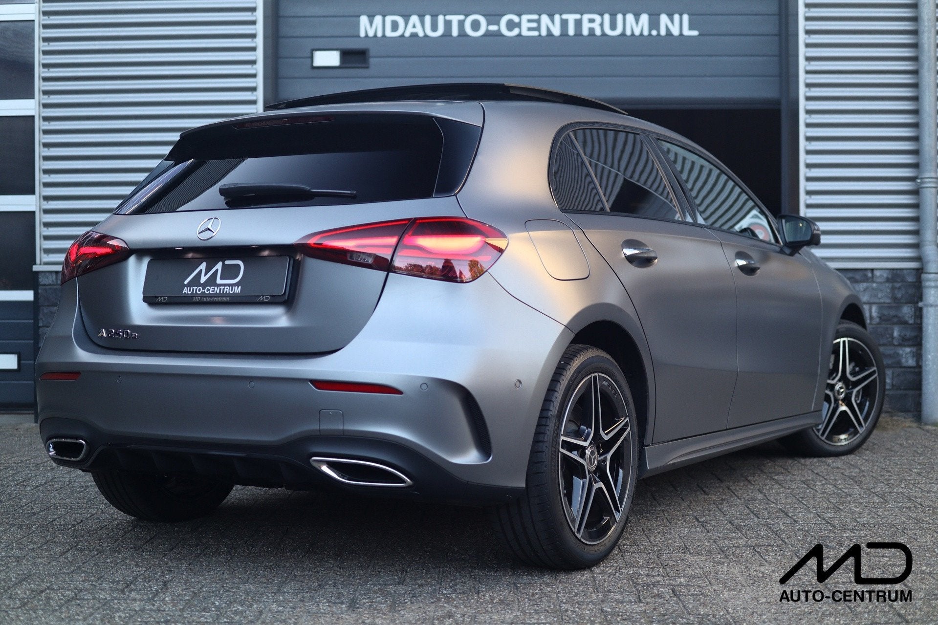 Mercedes-Benz A-klasse 250 e AMG| Matgrijs| Pano| Memory| 36, Auto's, Dealer onderhouden, Gebruikt, Zwart, 4 cilinders