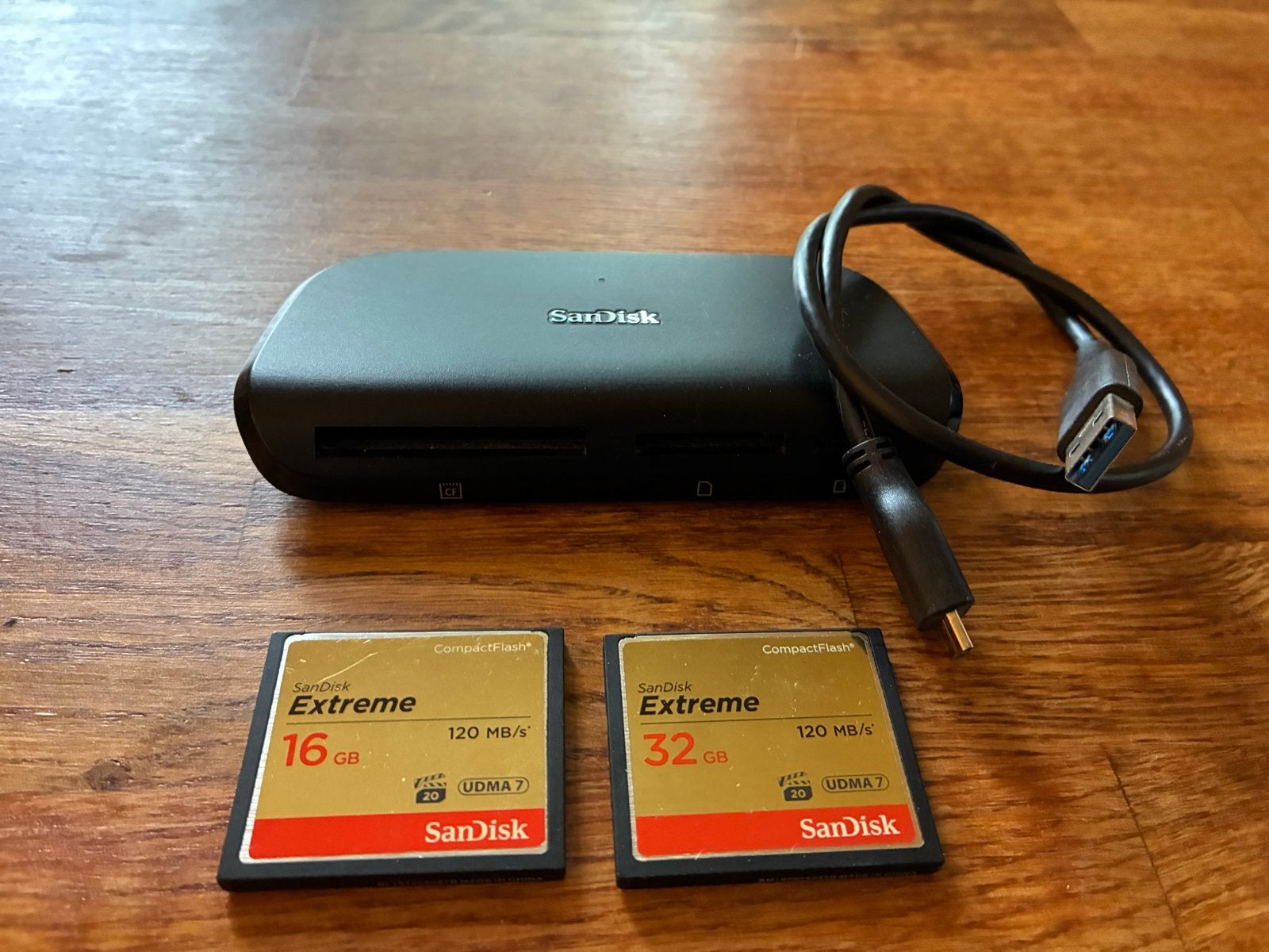 Sandisk Compact Flash 32GB & 16GB met kaartlezer, Audio, Tv en Foto, Fotografie | Geheugenkaarten, Gebruikt, 32 GB, Sandisk, Ophalen of Verzenden