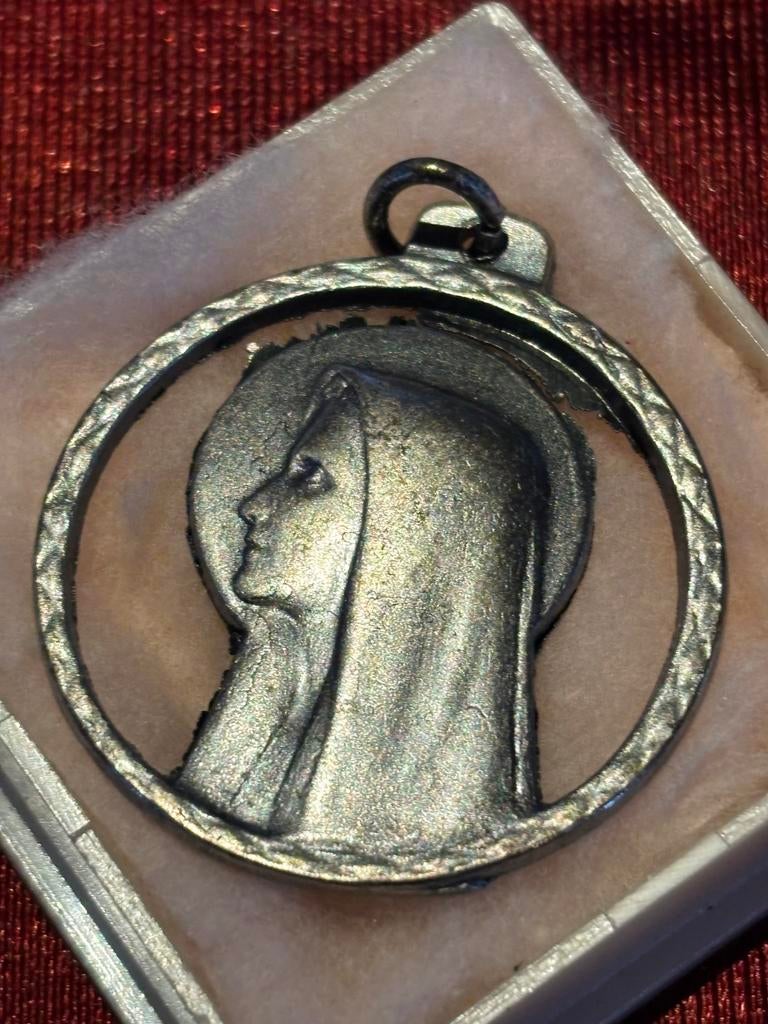 Vintage Zilverkleurige Medaille Maria Lourdes, Overige materialen, Overige voorstellingen, Verzenden, Zo goed als nieuw