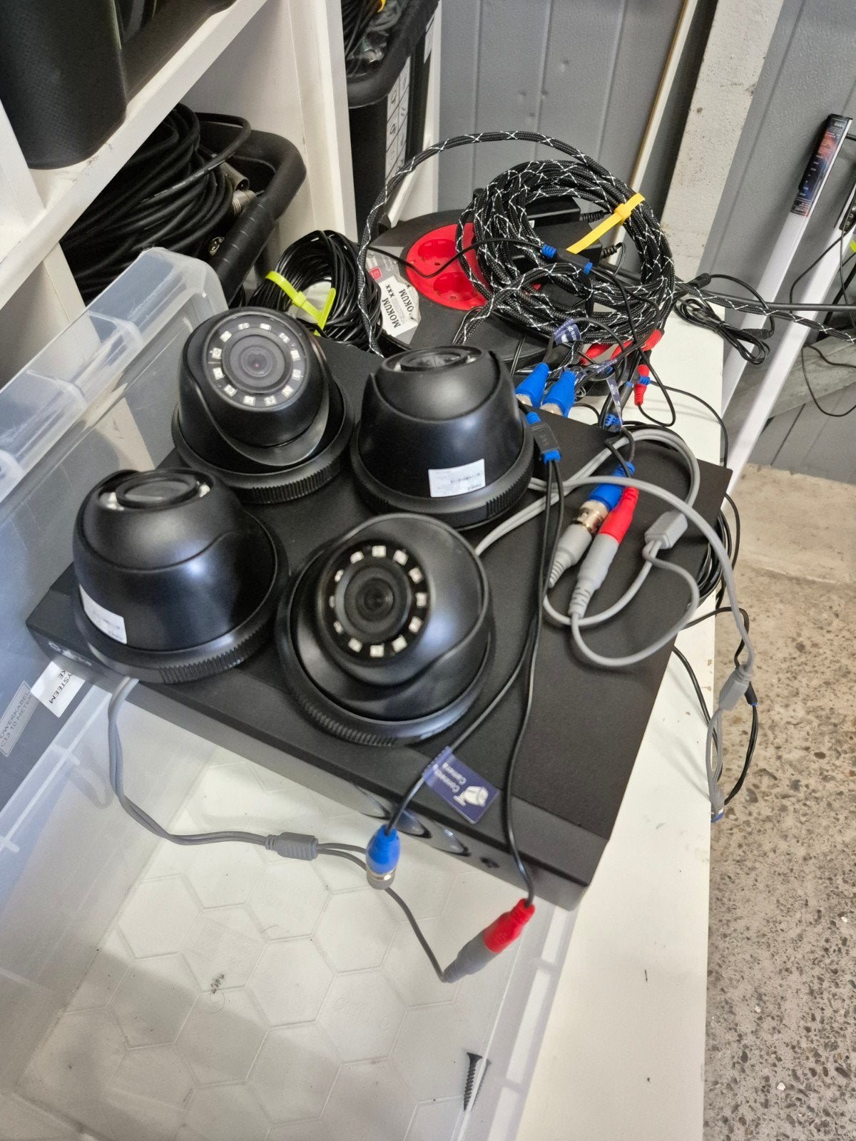 Camerabeveiligingssysteem 4 camera's bedraad 500GB SSD, Ophalen of Verzenden, Zo goed als nieuw, Buitencamera