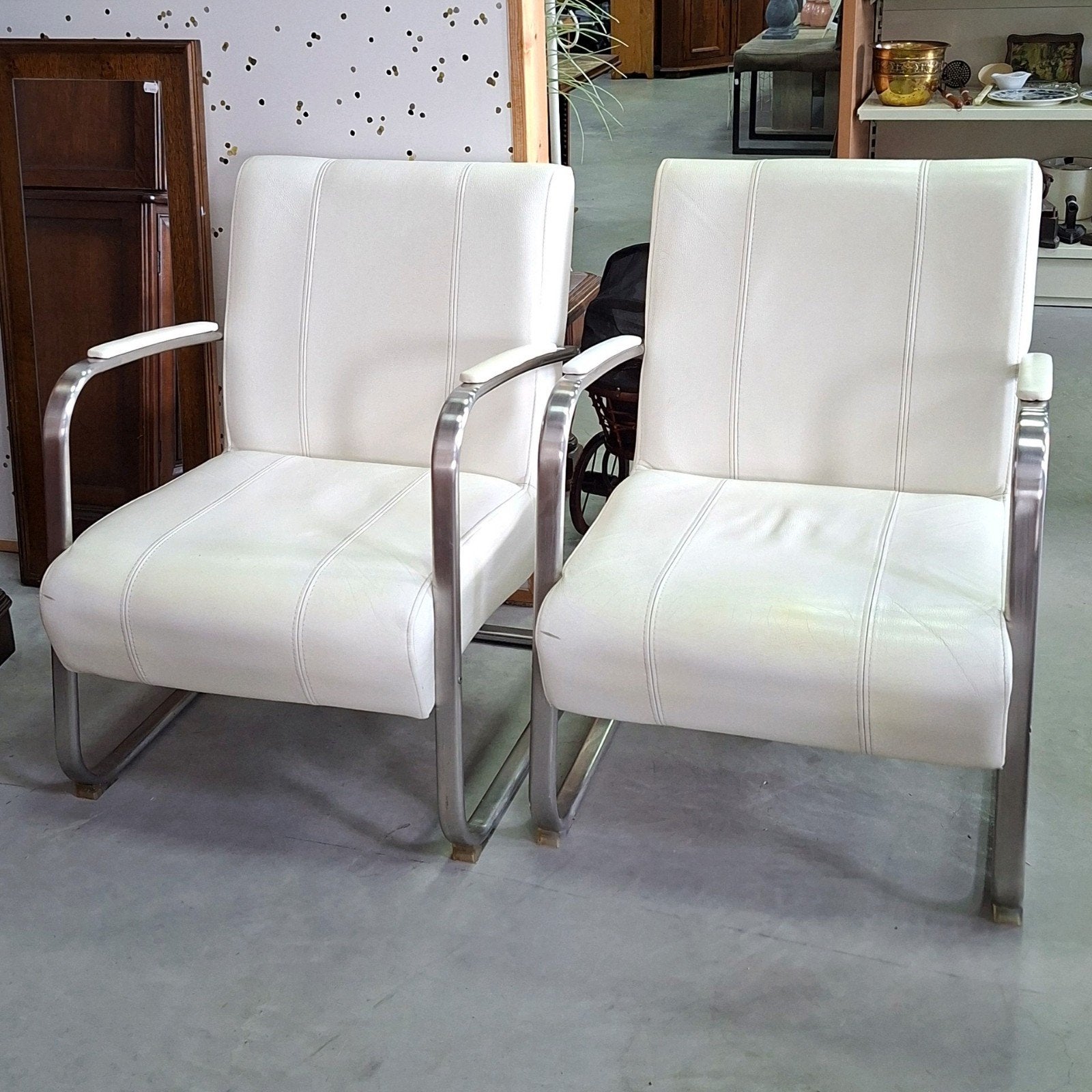 2 wit leren fauteuils | stalen frame | € 55 per stuk, Ophalen, Gebruikt, Minder dan 75 cm, 50 tot 75 cm