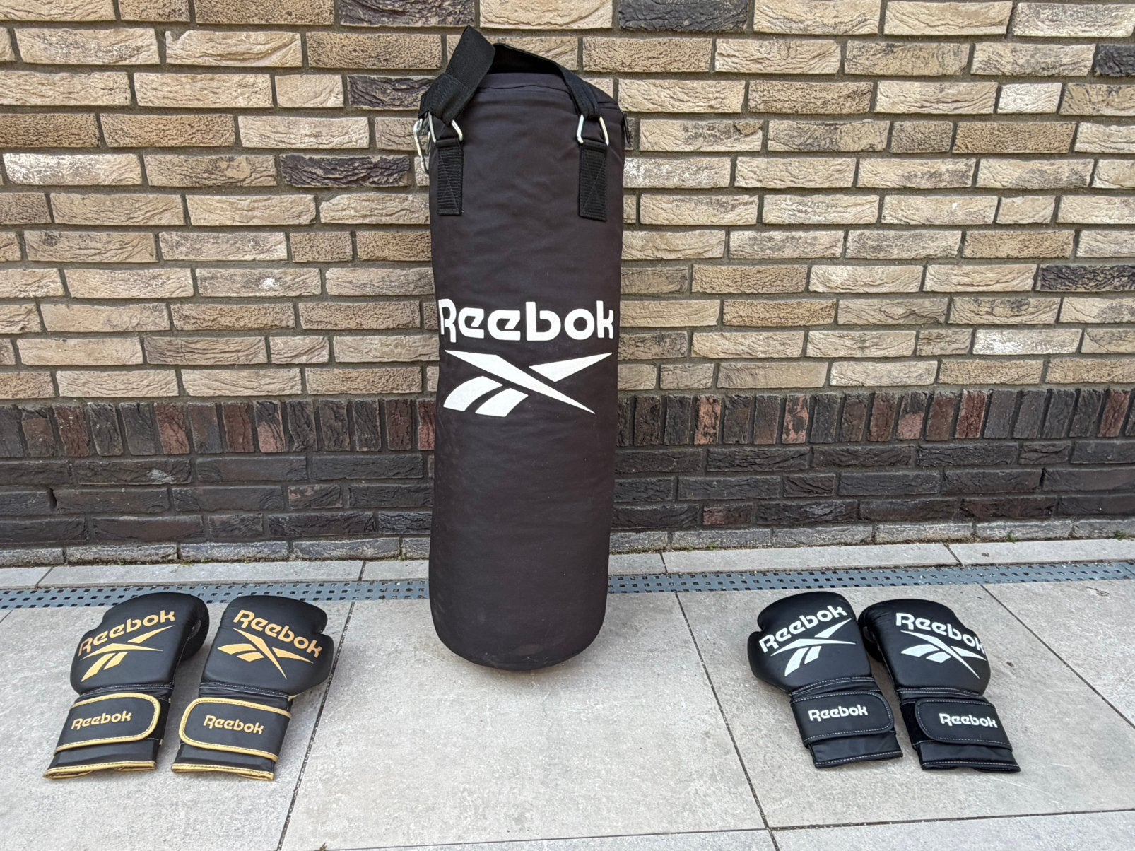 WOW: Proffesionele boksbal Reebok met 2 paar handschoene, Ophalen, Zo goed als nieuw, Boksbal