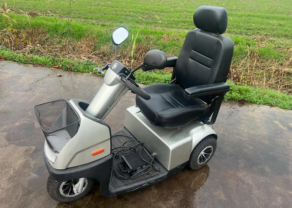 Afikim scootmobiel met lader, Ophalen, Zo goed als nieuw