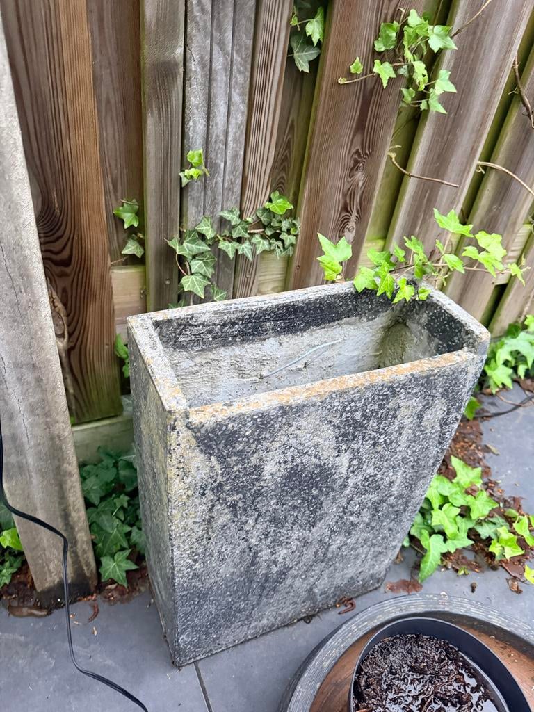 Gratis plantenbakken (steen en kunststof) met 2 standaards, Tuin en Terras, Ophalen, Gebruikt, Steen, Tuin