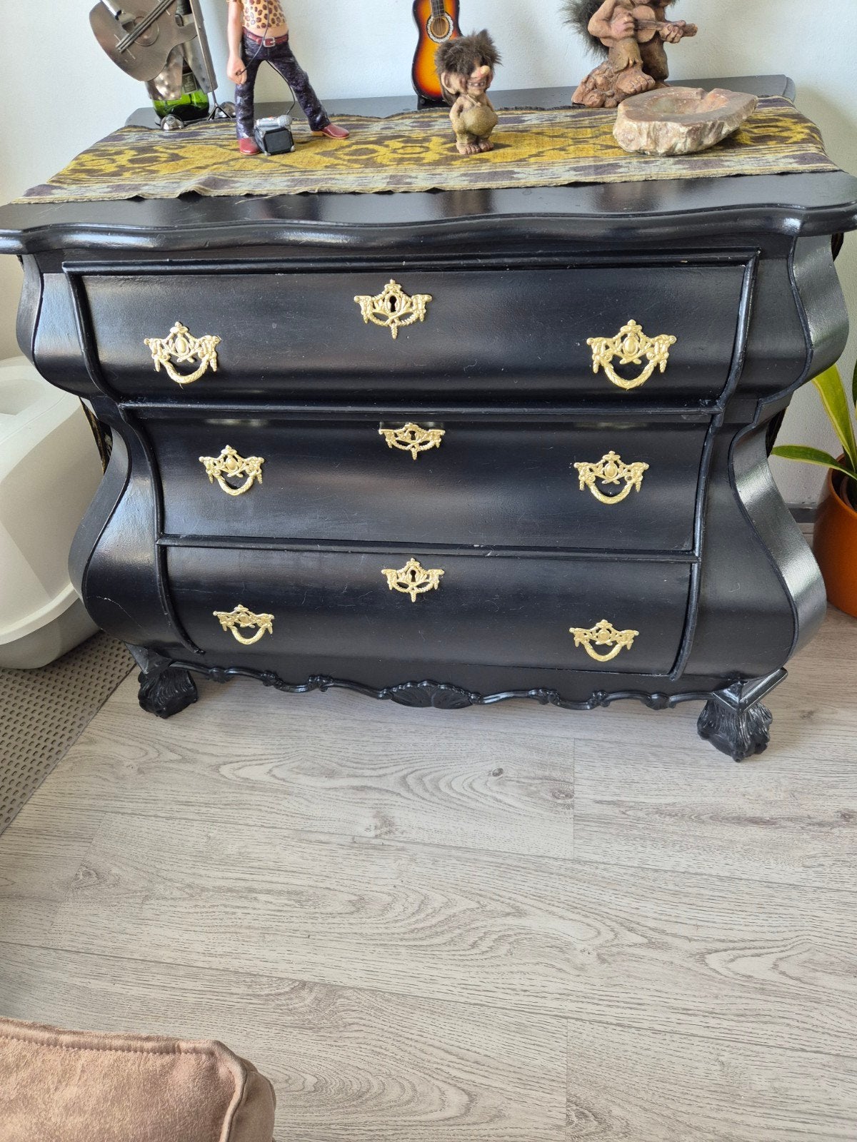 Zwarte Barok Commode met Gouden Handgrepen, Ophalen