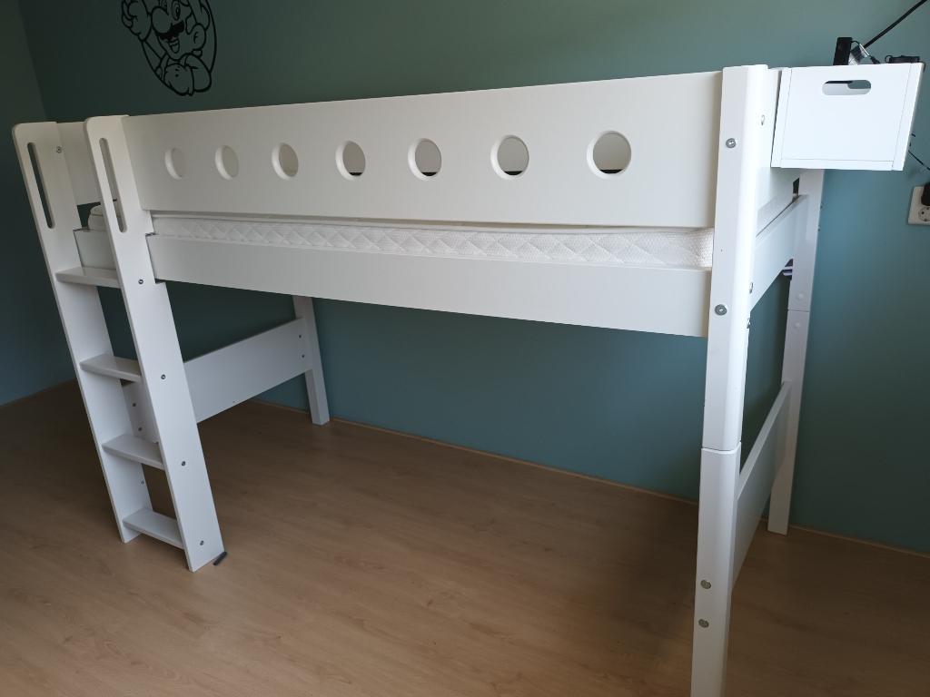 Flexa halfhoogslaper wit met matras en Bopita bedbakje, Ophalen, Zo goed als nieuw, Halfhoogslaper