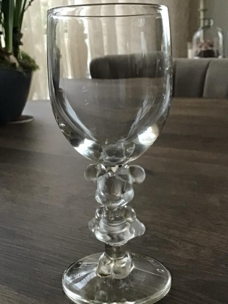 Set van 2 Disney glazen: Mickey Mouse en Minnie Mouse, Verzamelen, Disney, Zo goed als nieuw, Servies, Mickey Mouse, Ophalen of Verzenden