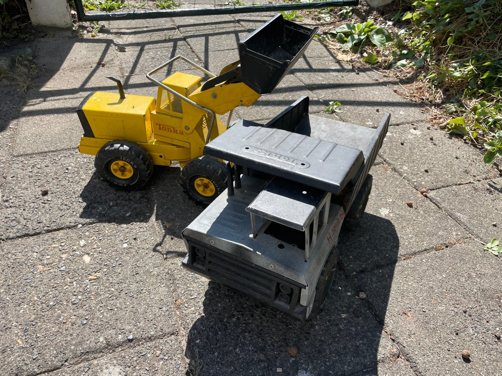2 klassieke TONKA voertuigen : shovel en kiepwagen, Ophalen of Verzenden, Gebruikt