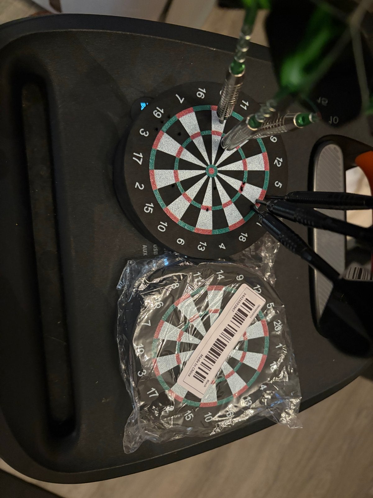 Dartbord houder €10, Ophalen of Verzenden, Nieuw, Dartbord met pijlen