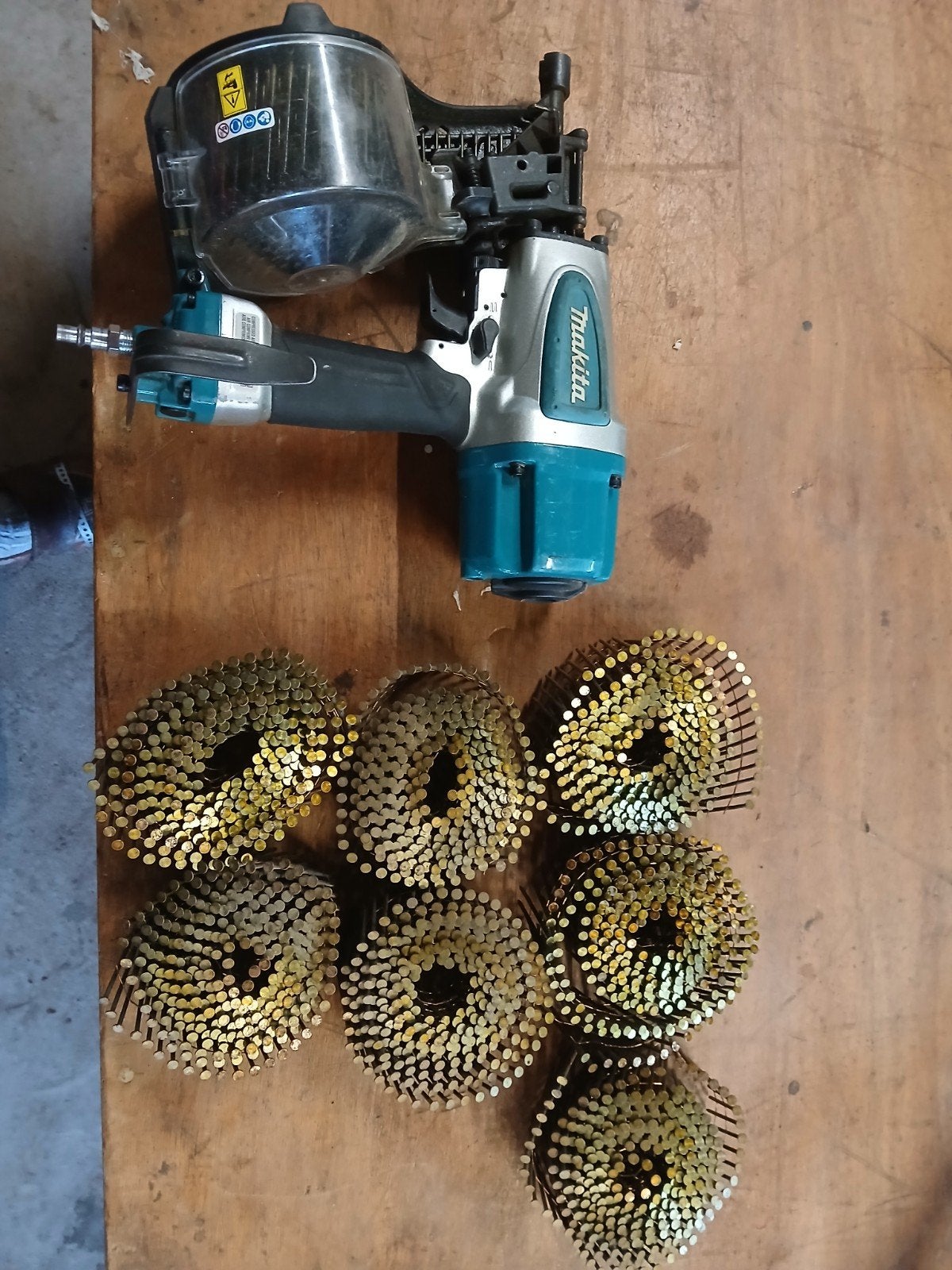 Makita AN613 tacker 2021 met 8 rollen 55mm spijkers, Ophalen of Verzenden, Zo goed als nieuw