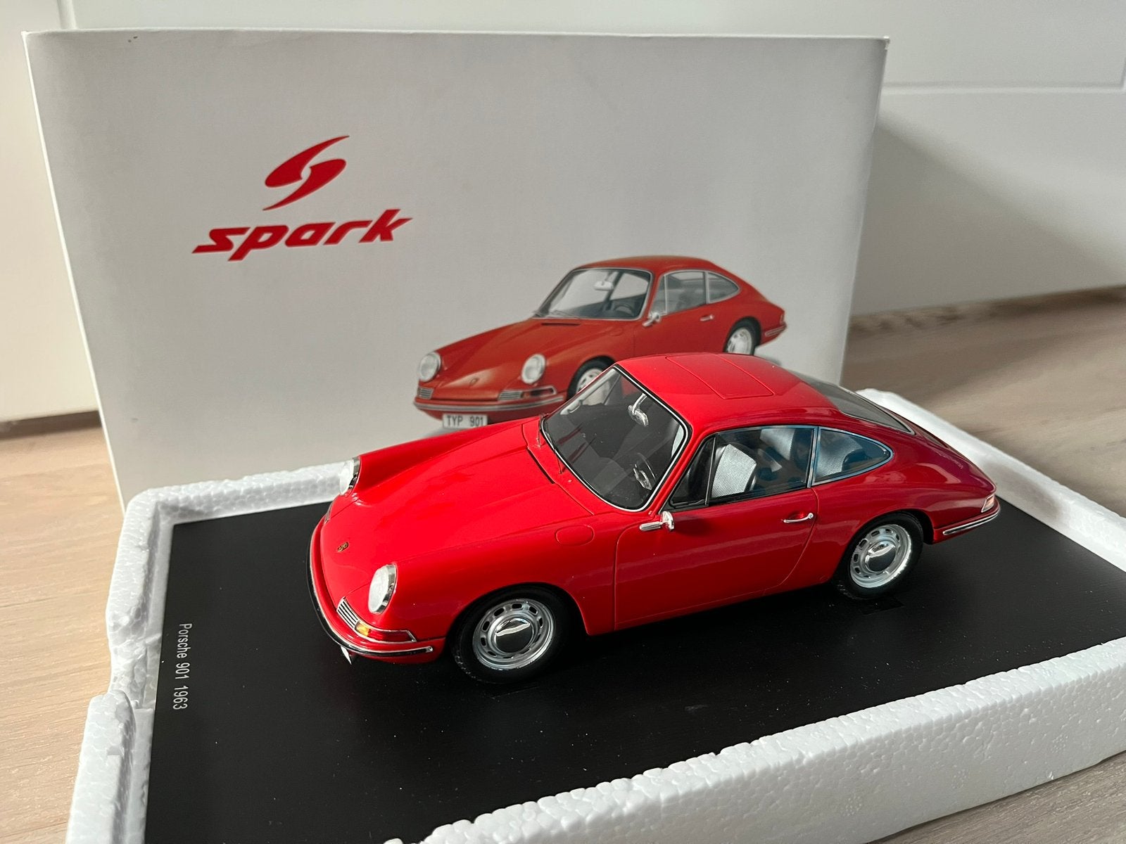 Porsche 9011963 rood Spark 1:18, Ophalen of Verzenden, Zo goed als nieuw, Auto, Overige merken