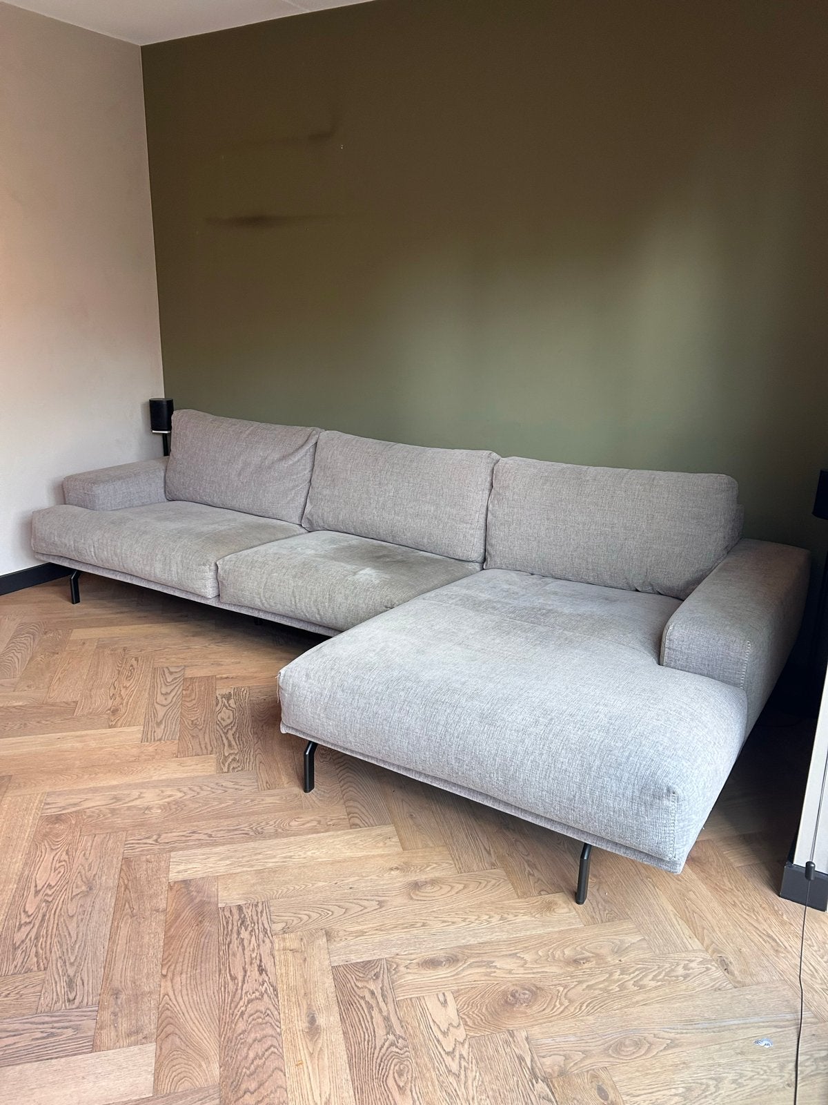 Montel Hoekbank Grijs met Chaise Longue en Zwarte Poten, Huis en Inrichting, Banken | Bankstellen, Ophalen, Gebruikt, Hoekbank