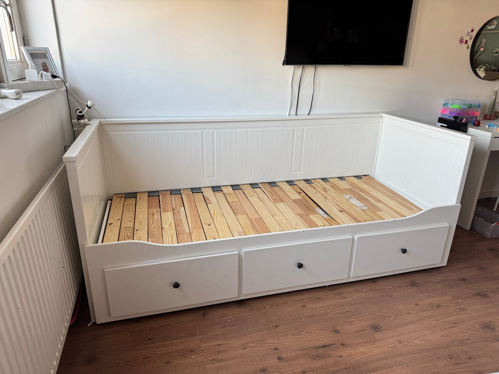 Hemnes. Wit bed met lades en lattenbodem (gebruikersporen), Gebruikt, 90 cm, Eenpersoons, Wit