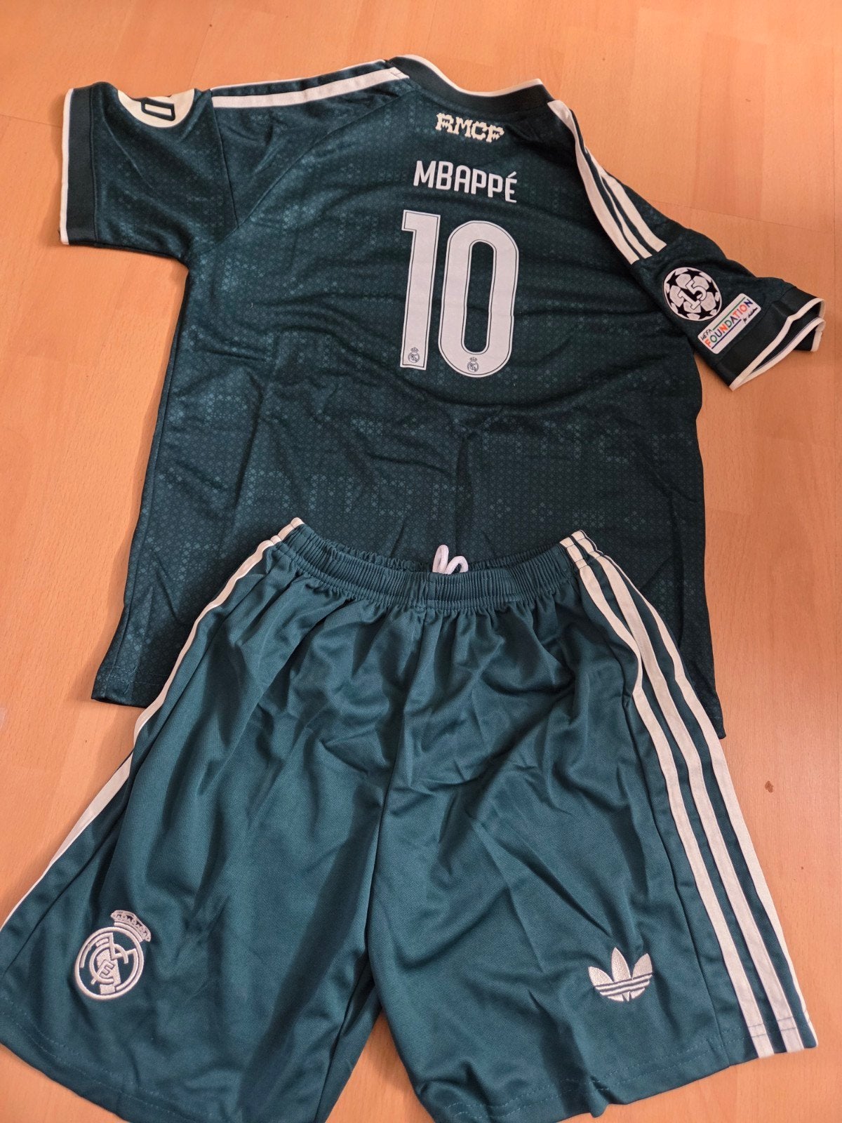 Real Madrid Uitsetje Voetbaltenue - Maten 128 t/m 164, Set, Nieuw, Ophalen of Verzenden, .