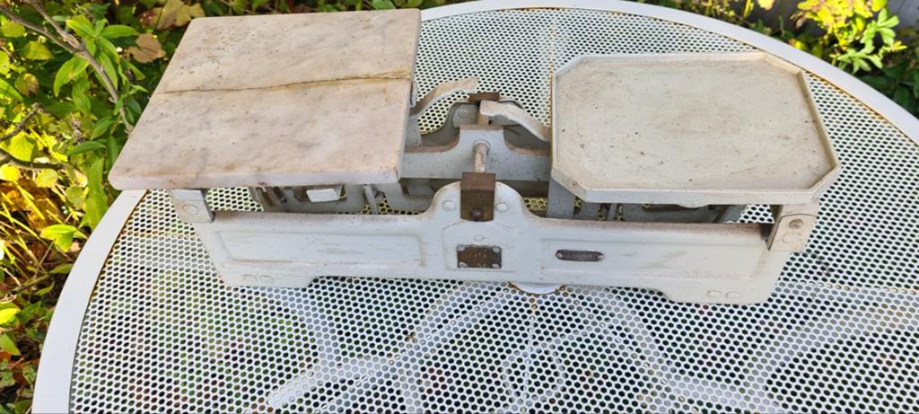 Brocante oude metalen keukenweegschaal, Ophalen