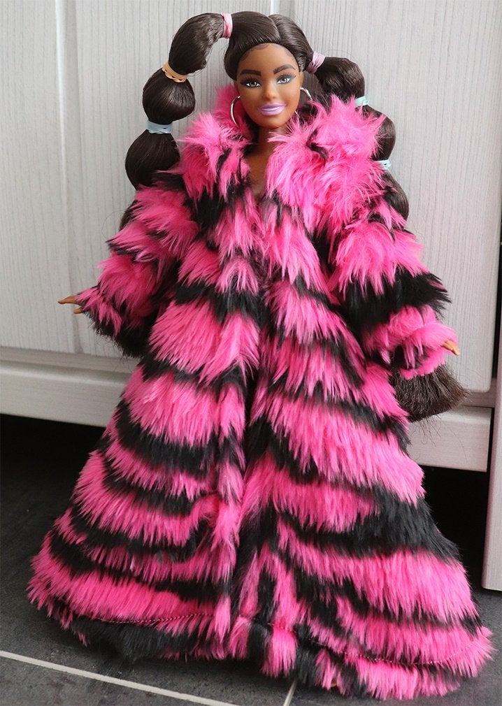Barbie kleding nieuw - Lange jas bont zebra roze zwart Curvy, Ophalen of Verzenden, Nieuw, Barbie