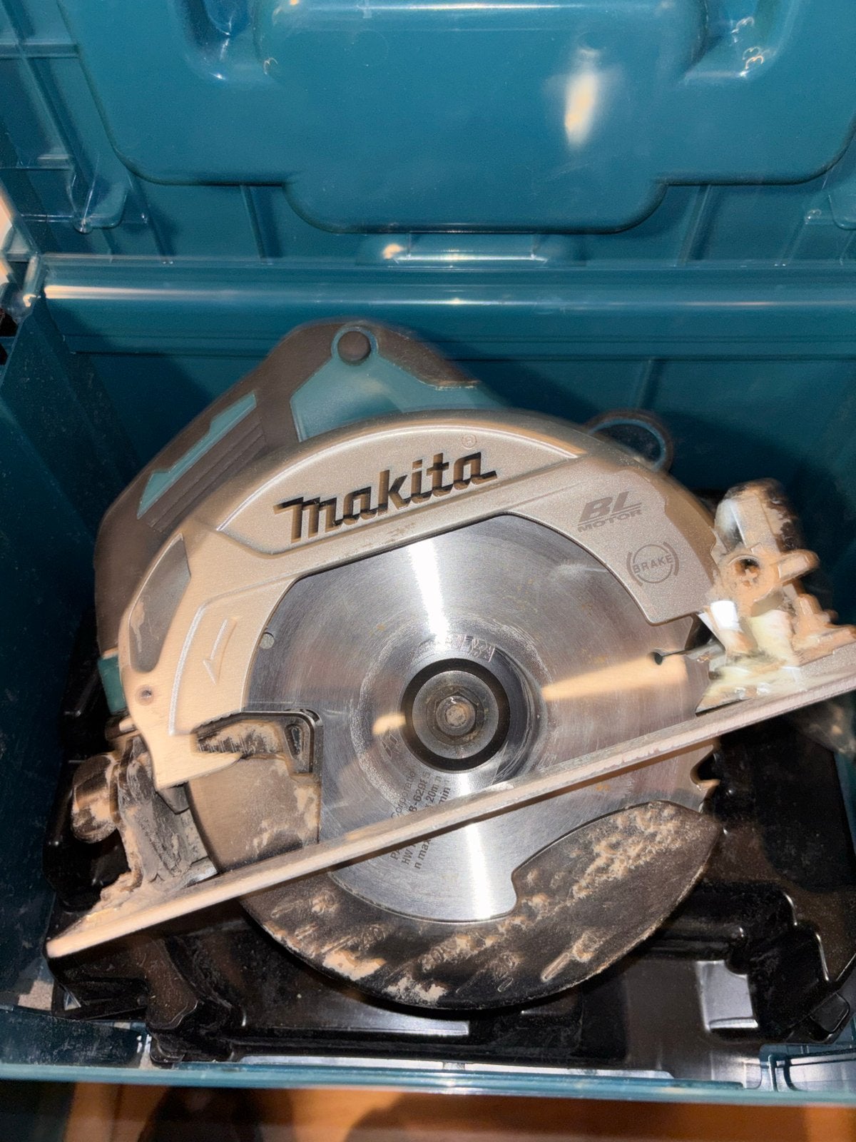 Makita Cirkelzaag - Krachtig en Betrouwbaar, Cirkelzaag, 70 mm of meer, Zo goed als nieuw, 1200 watt of meer