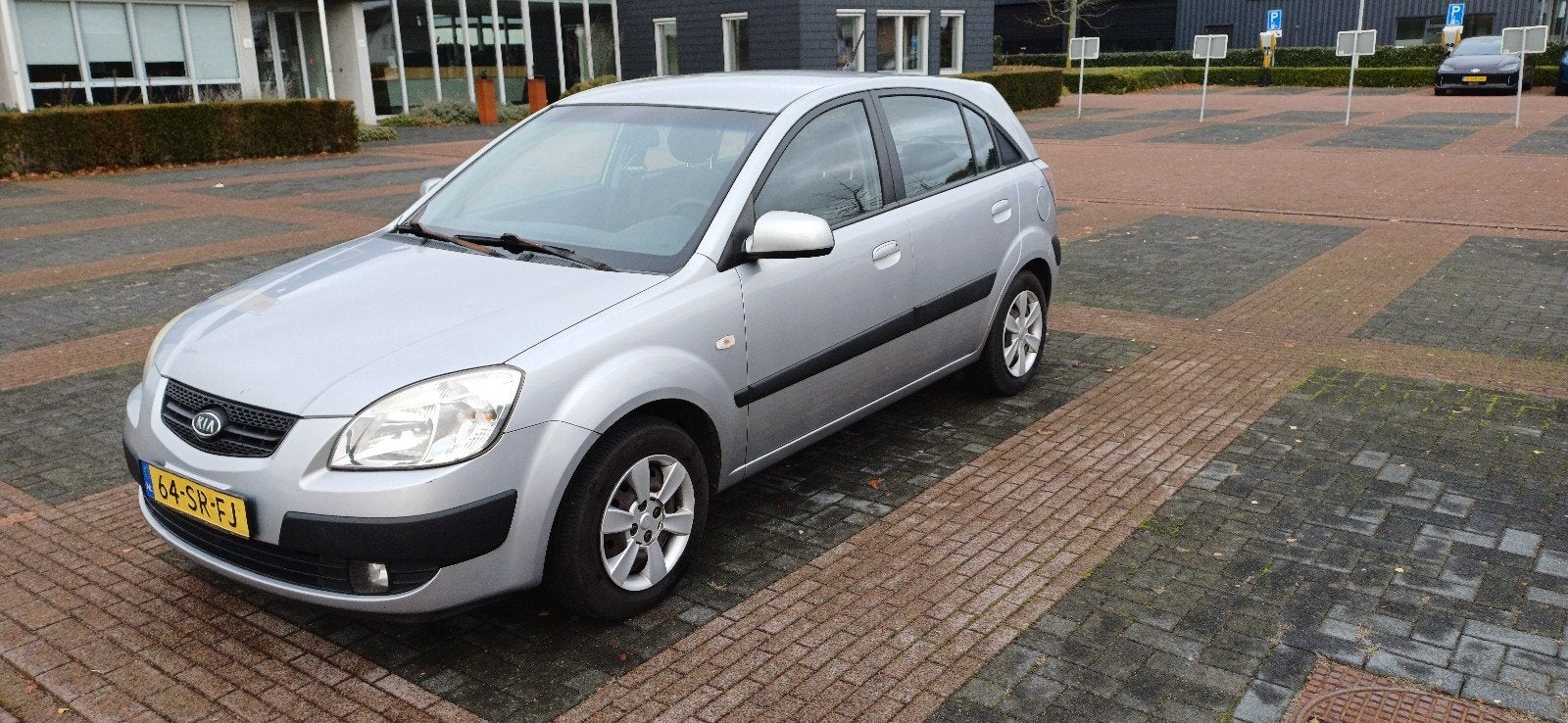Kia Rio 1.4 HB 2006 Grijs, Auto's, Kia, Voorwielaandrijving, 4 cilinders, 1054 kg, 49 €/maand