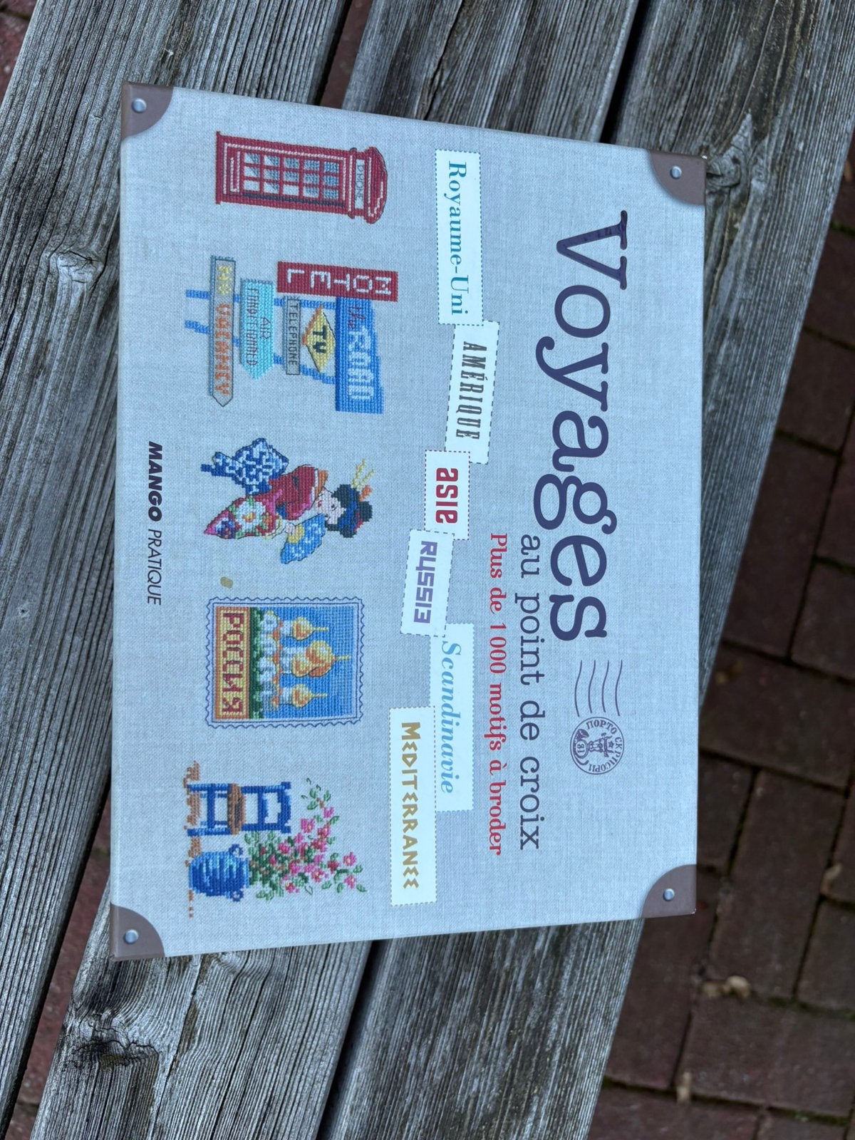 Voyages. 6 borduurboekjes in een mooie doos € 20,00, Ophalen of Verzenden, Zo goed als nieuw, Patroon