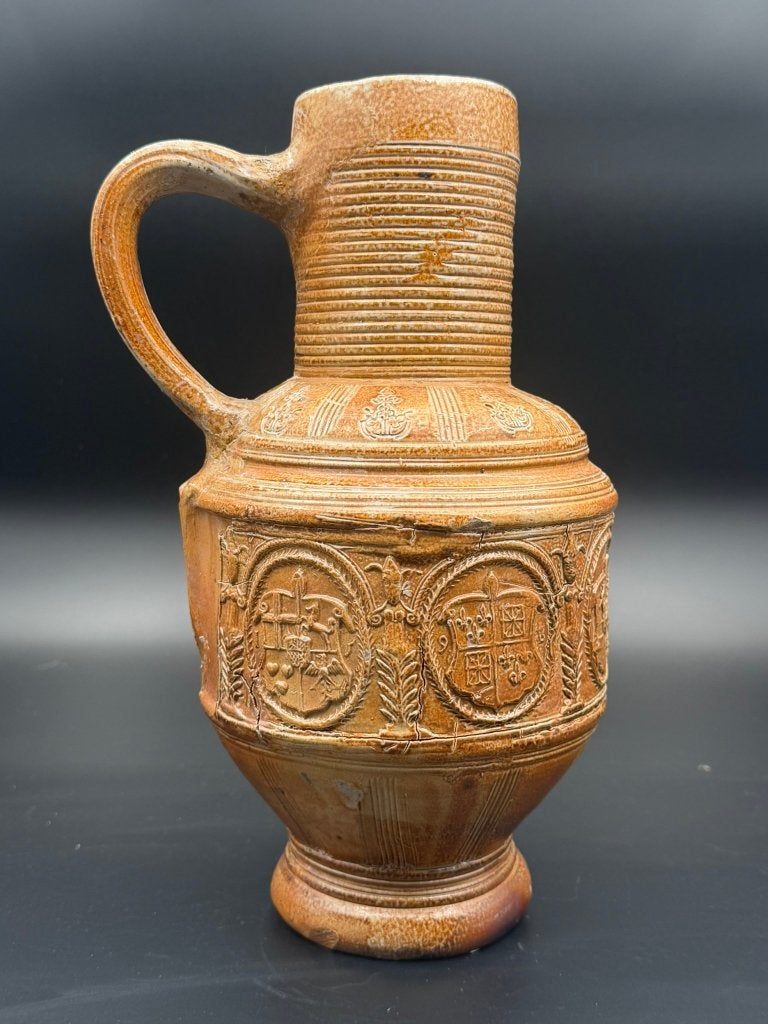 Steengoed Frieskruik met wapenschilden, Antiek en Kunst, Antiek | Keramiek en Aardewerk, Ophalen of Verzenden
