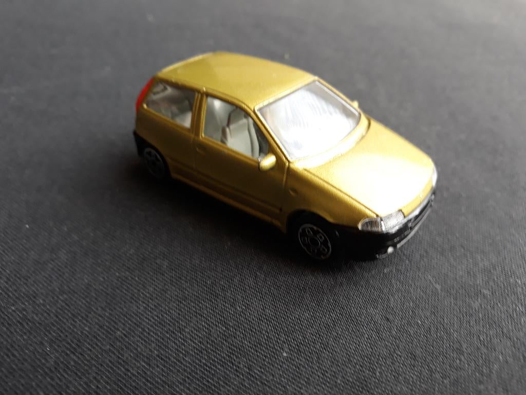Fiat Punto goudgeel metallic 1:43 - - prijs 2,95 euro, Ophalen of Verzenden, Zo goed als nieuw, Auto, Overige merken
