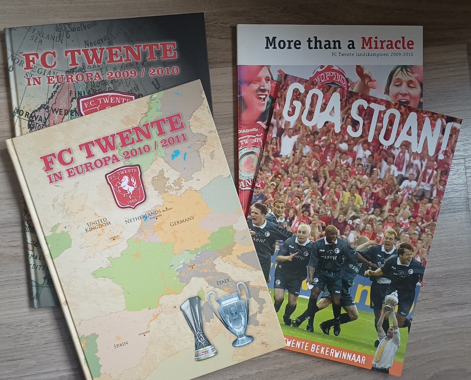 FC Twente Boeken: In Europa 2009/2010, 2010/2011 & Meer, Ophalen of Verzenden, Gelezen, Diverse auteurs, Overige sporten