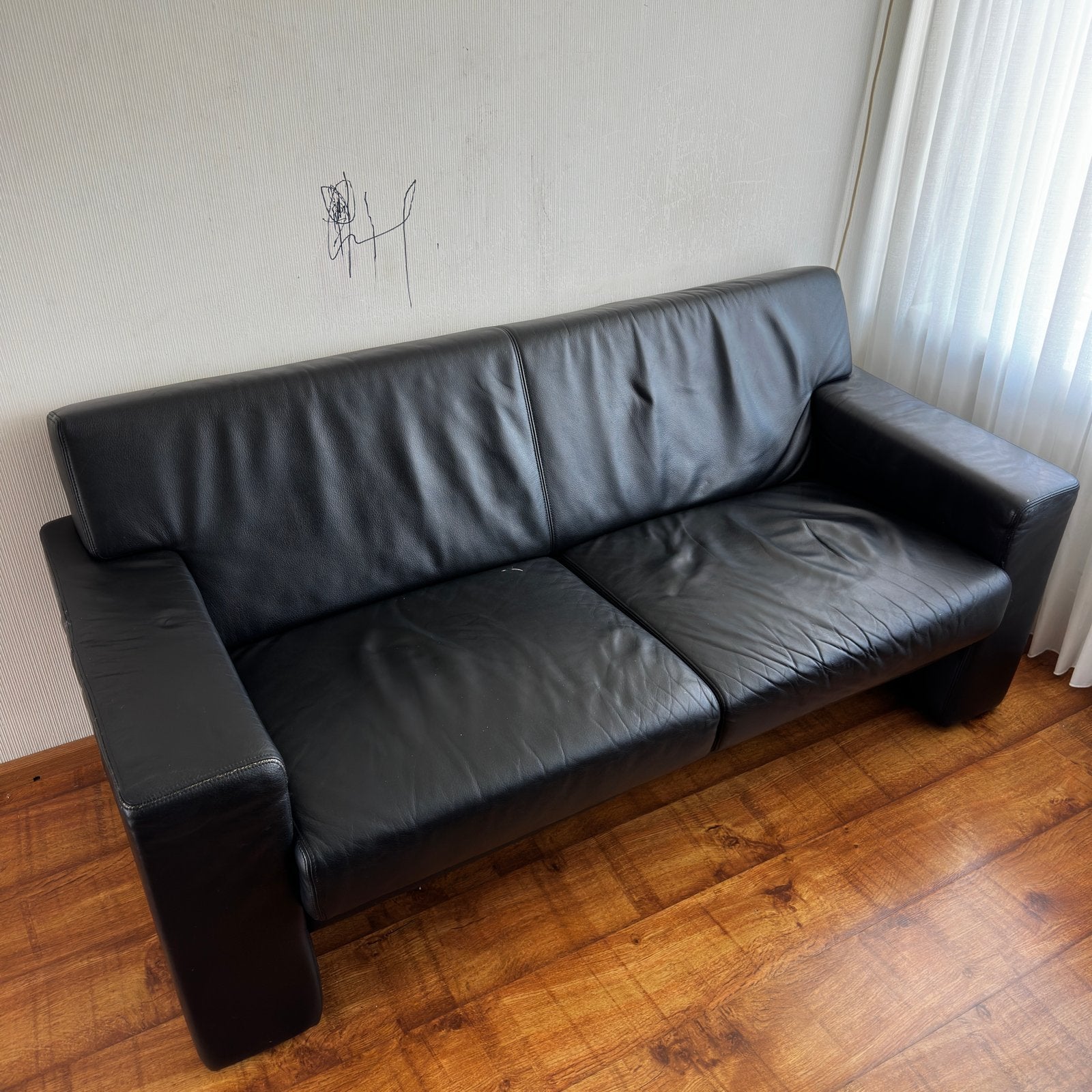 Gratis twee zwarte leren banken,2- en3-zits, Huis en Inrichting, Ophalen, Gebruikt, Tweepersoons, 200 tot 250 cm
