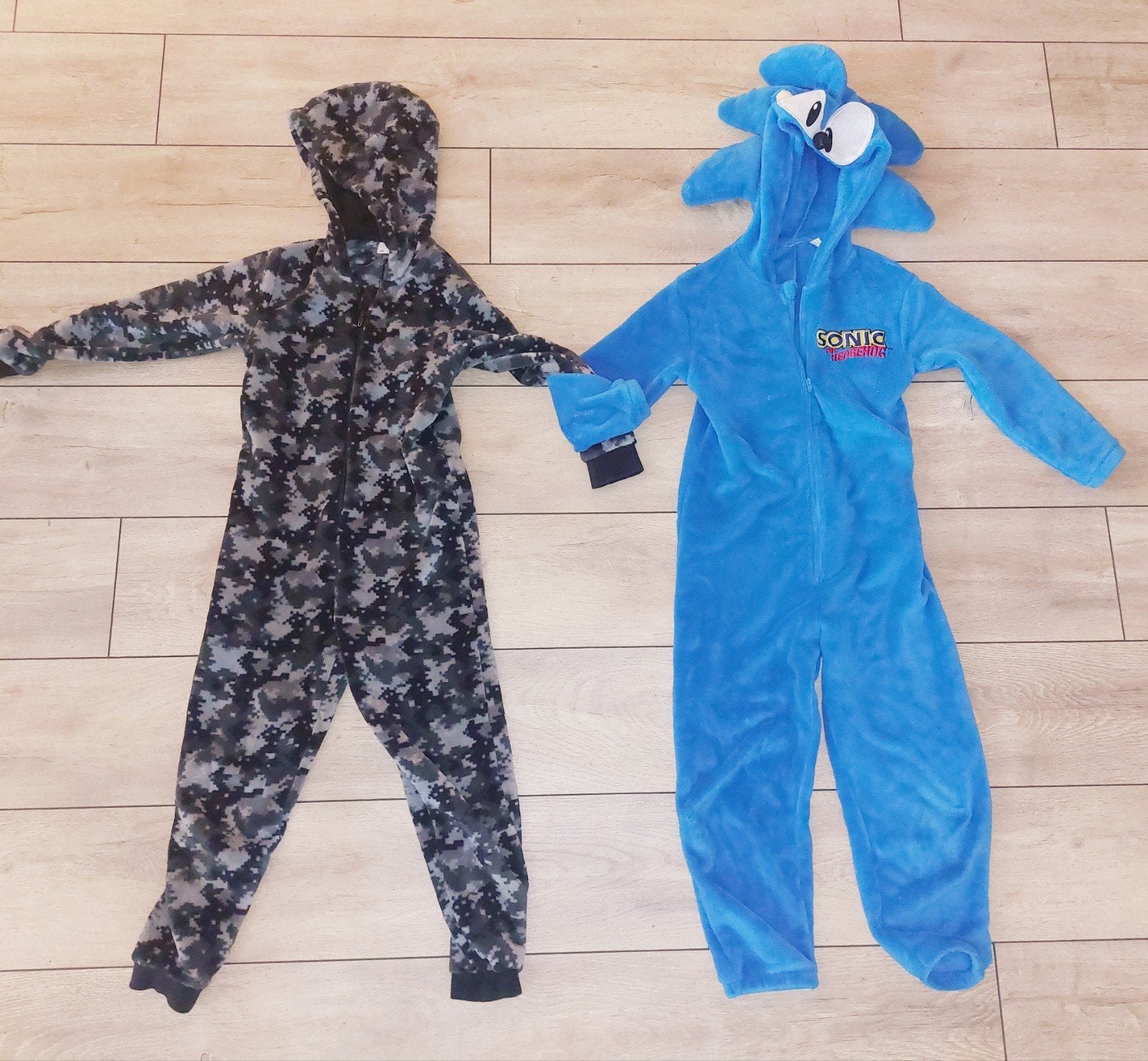 Sonic the Hedgehog en camouflage onesie maat 128/134, Ophalen of Verzenden, Gebruikt, 134 t/m 140, Jongen of Meisje