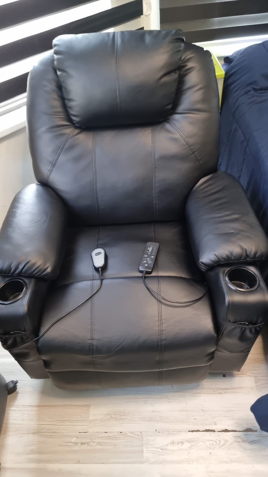 Zwarte sta-op stoel recliner met massagefunctie, Ophalen of Verzenden, Zo goed als nieuw, Leer