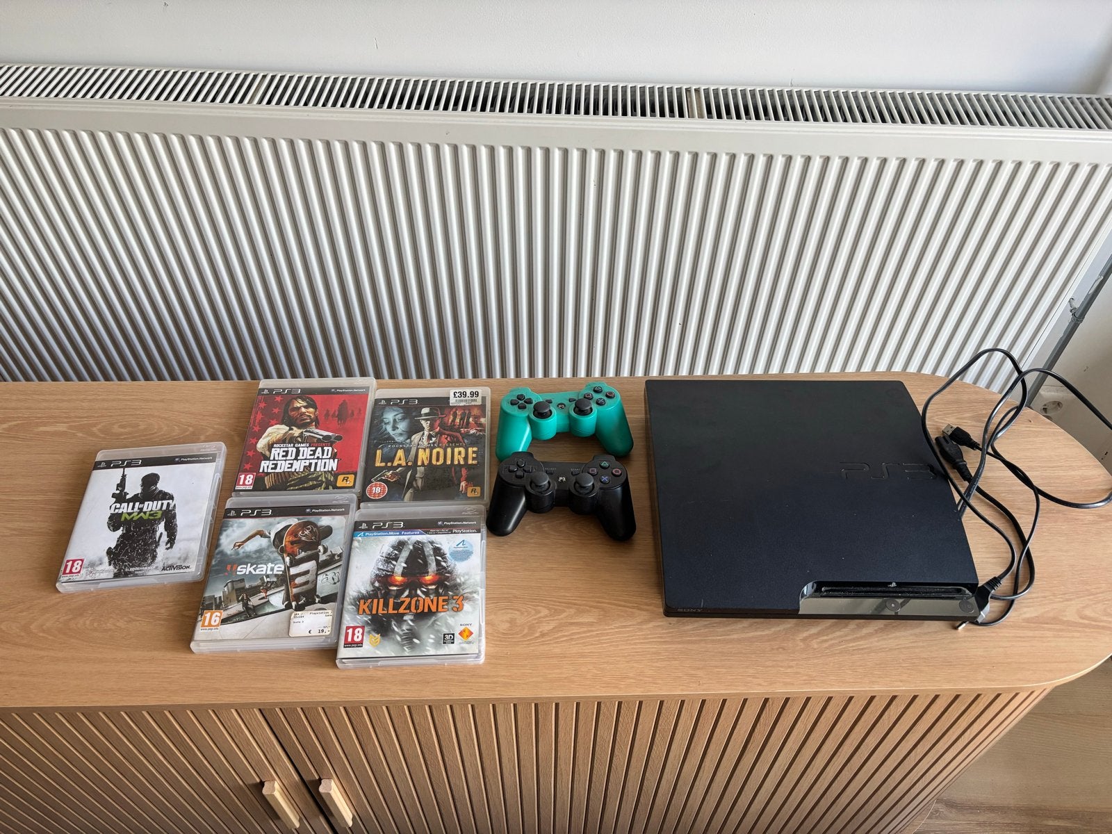 PlayStation 3 Slim met 5 games en 2 controllers, Gebruikt, Vanaf 18 jaar, 2 spelers, Eén computer