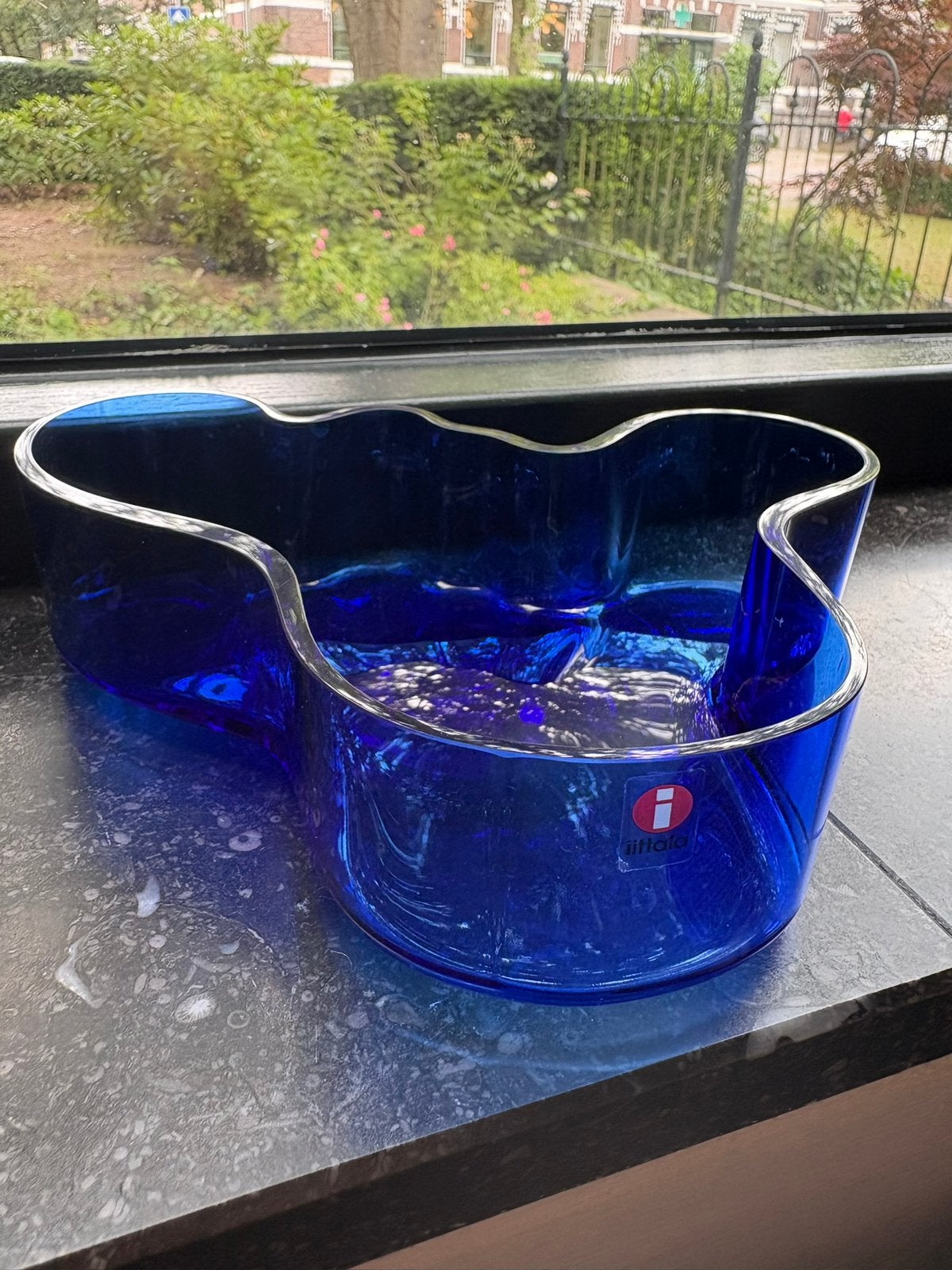 Iittala Alvar Aalto grote schaal ultramarine blauw 50x195mm, Ophalen of Verzenden, Zo goed als nieuw, Rond, Glas