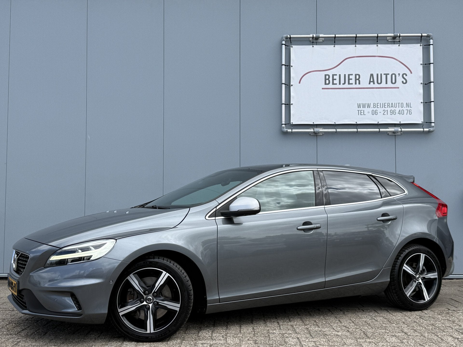 Volvo V40 1.5 T3 Polar+ Sport Automaat R-Design/Pano/Navigat, Euro 6, 4 cilinders, 700 kg, Origineel Nederlands